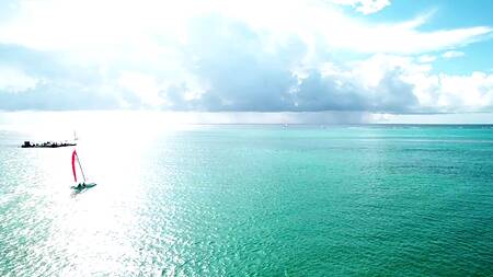 Стройная азиатка в маске снимается в домашнем порно