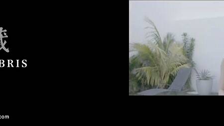 Стройная азиатка в маске снимается в домашнем порно