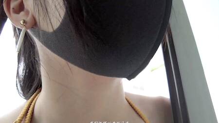 Стройная азиатка в маске снимается в домашнем порно