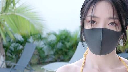 Стройная азиатка в маске снимается в домашнем порно