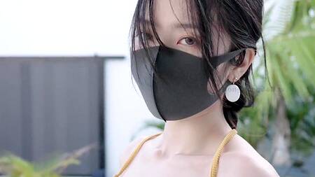 Стройная азиатка в маске снимается в домашнем порно