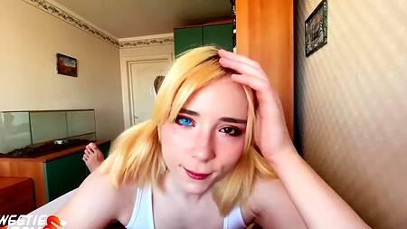 Милашка анимешница соблазняет сводного братика