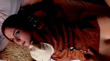 Рыжая девушка пиратка в порту жарко трахается с парнем