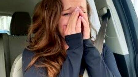 Девка в дороге за рулем стонет от вибратора в киске