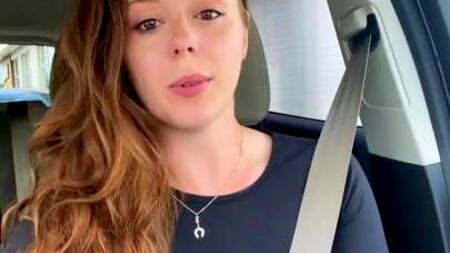 Девка в дороге за рулем стонет от вибратора в киске