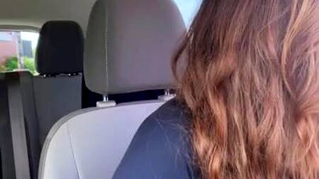 Девка в дороге за рулем стонет от вибратора в киске