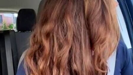 Девка в дороге за рулем стонет от вибратора в киске