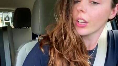 Девка в дороге за рулем стонет от вибратора в киске