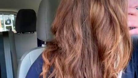 Девка в дороге за рулем стонет от вибратора в киске