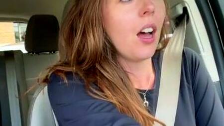 Девка в дороге за рулем стонет от вибратора в киске