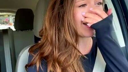 Девка в дороге за рулем стонет от вибратора в киске