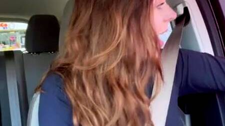 Девка в дороге за рулем стонет от вибратора в киске