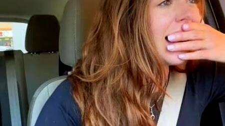 Девка в дороге за рулем стонет от вибратора в киске