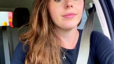 Девка в дороге за рулем стонет от вибратора в киске