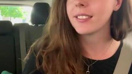 Девка в дороге за рулем стонет от вибратора в киске