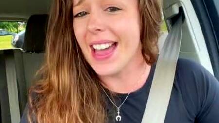 Девка в дороге за рулем стонет от вибратора в киске