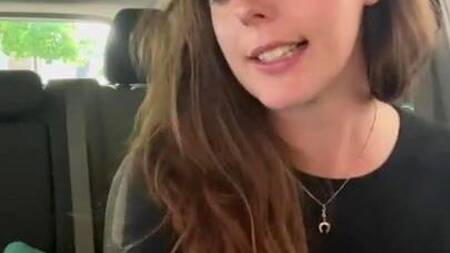 Девка в дороге за рулем стонет от вибратора в киске