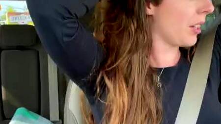 Девка в дороге за рулем стонет от вибратора в киске