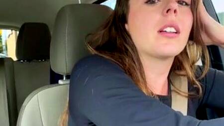Девка в дороге за рулем стонет от вибратора в киске
