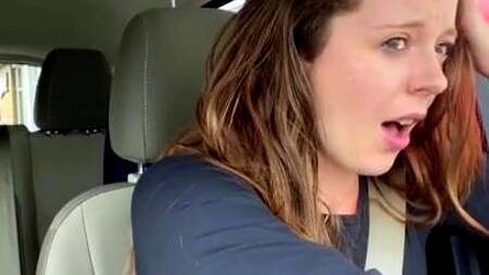 Девка в дороге за рулем стонет от вибратора в киске