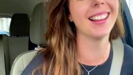 Девка в дороге за рулем стонет от вибратора в киске