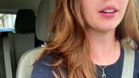 Девка в дороге за рулем стонет от вибратора в киске