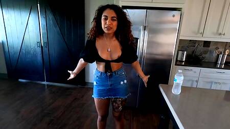 Одежда мешает сводной сестре, так что она раздевается перед братом