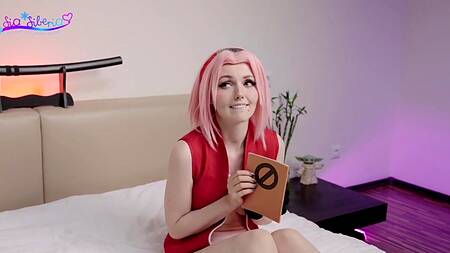 Косплеерша с розовыми волосами разрабатывает попку для парня