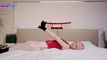 Косплеерша с розовыми волосами разрабатывает попку для парня