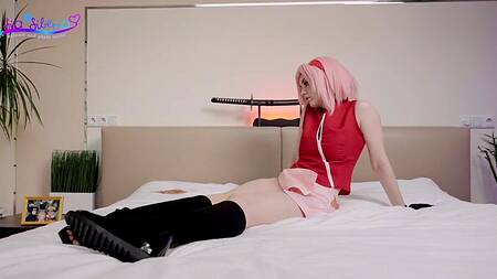 Косплеерша с розовыми волосами разрабатывает попку для парня