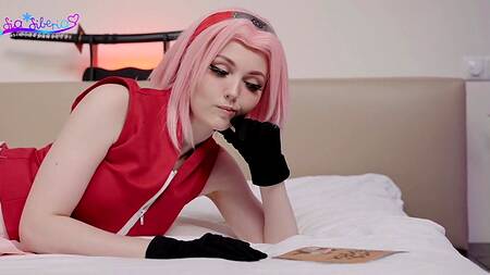 Косплеерша с розовыми волосами разрабатывает попку для парня