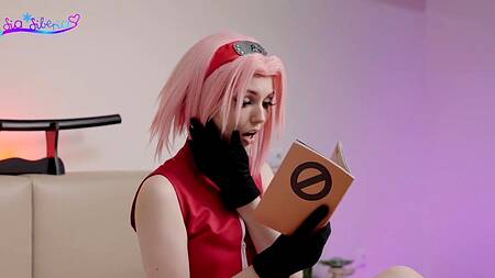 Косплеерша с розовыми волосами разрабатывает попку для парня