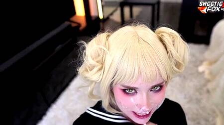 Милая девка в образе японской студентки хорошо сосет