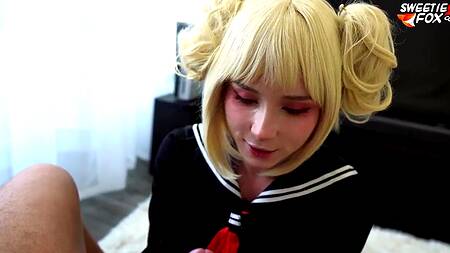 Милая девка в образе японской студентки хорошо сосет