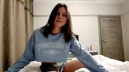 Милая сводная сестричка хочет на большой член