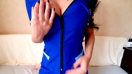 Стюардесса с анальной пробкой в попке прыгает на члене