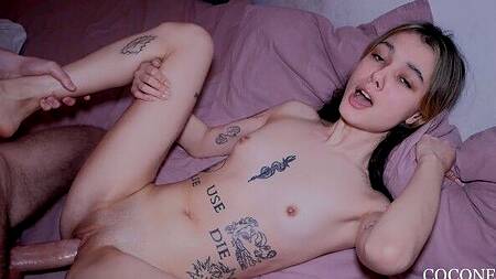 Стройная милашка кончает от толстого хуя сводного братика