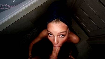 Худышка после ванны смачно сосет большой член