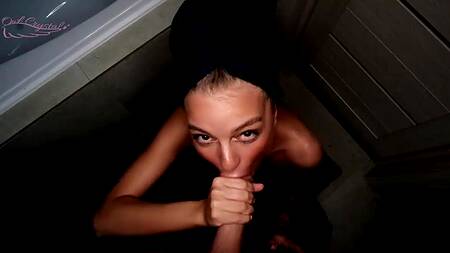 Худышка после ванны смачно сосет большой член