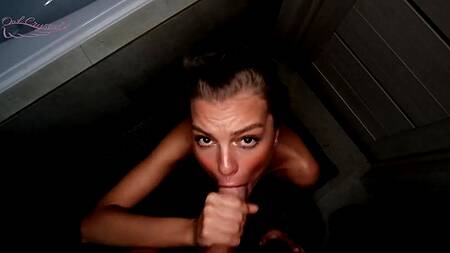 Худышка после ванны смачно сосет большой член