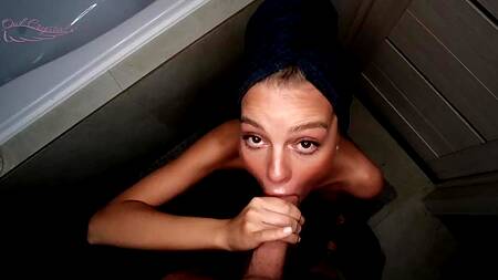 Худышка после ванны смачно сосет большой член