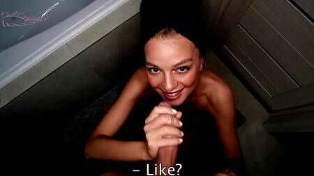 Худышка после ванны смачно сосет большой член