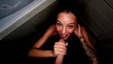 Худышка после ванны смачно сосет большой член