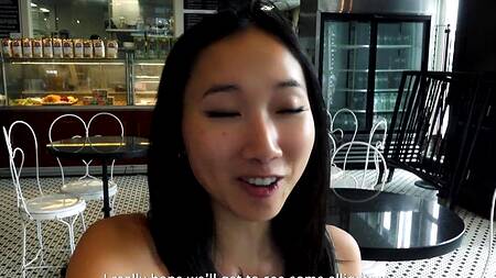 Милая азиатка путешествует с парнем и ебется на кухне
