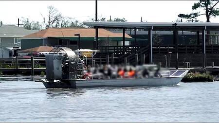 Милая азиатка путешествует с парнем и ебется на кухне