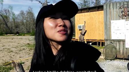 Милая азиатка путешествует с парнем и ебется на кухне