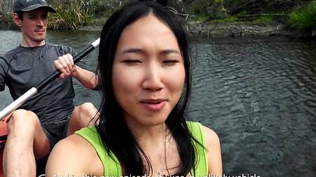 Милая азиатка путешествует с парнем и ебется на кухне