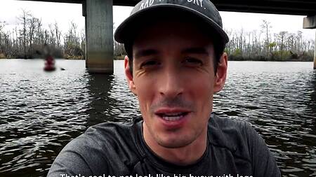 Милая азиатка путешествует с парнем и ебется на кухне