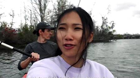 Милая азиатка путешествует с парнем и ебется на кухне