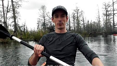 Милая азиатка путешествует с парнем и ебется на кухне